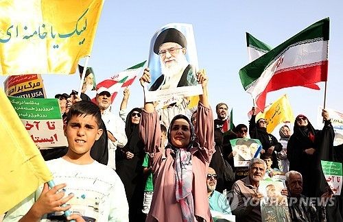 하메네이 초상화 들고 시위중인 이란 테헤란 시민들