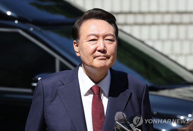 특검 사건 이첩 후 첫 내란 재판…尹 '묵묵부답' 법정 직행