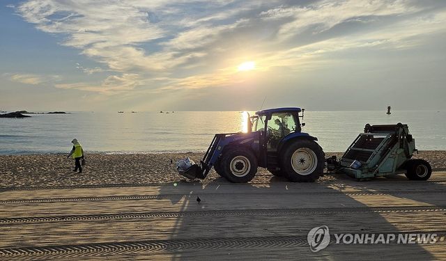 백사장을 깨끗이…개장 앞둔 강릉 경포해변