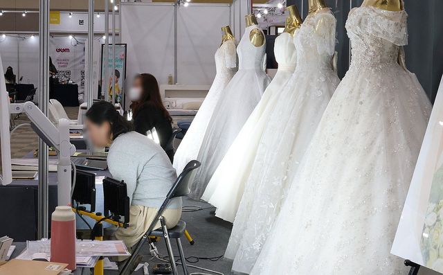 웨딩박람회에 전시된 드레스