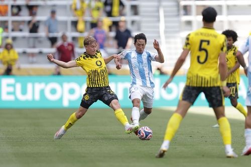 경합하는 양 팀 선수들