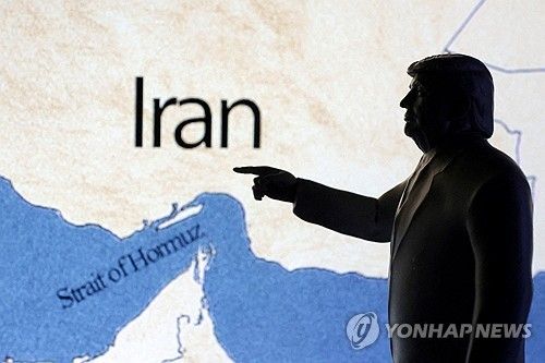 이란을 가리키고 있는 트럼프 대통령