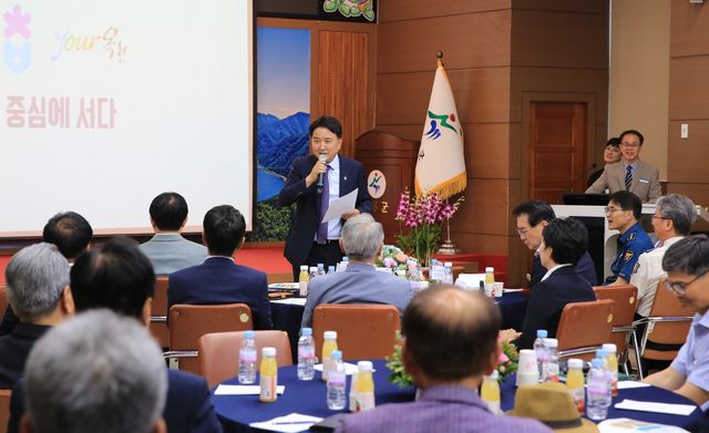 도정 설명하는 김영환 지사