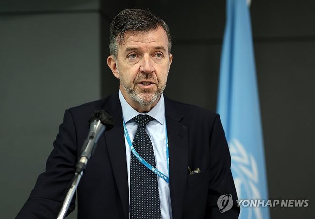 개회사하는 제임스 히난 사무소장