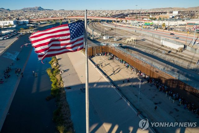 미국·멕시코 국경 지대에 걸린 성조기