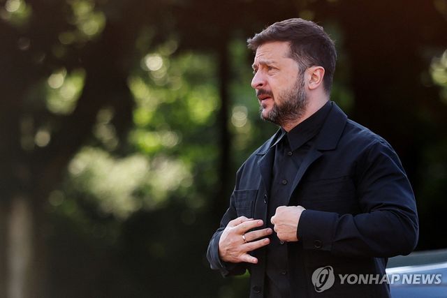 검정 재킷, 셔츠 차림의 젤렌스키 대통령