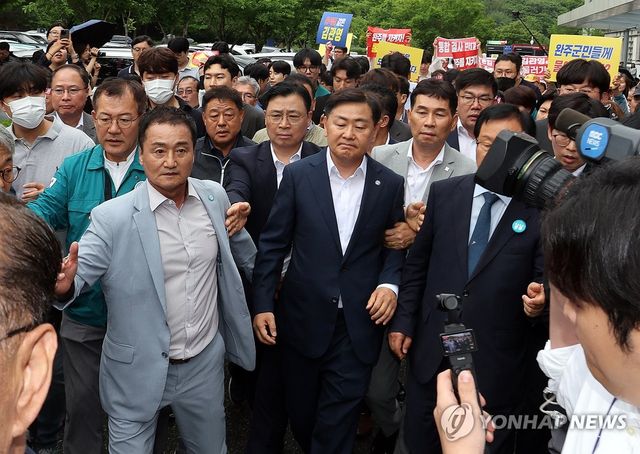 '통합 반대' 주민에 둘러싸인 김관영 전북도지사