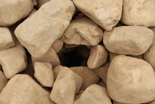 돌무지 내 나무 기둥 흔적 세부