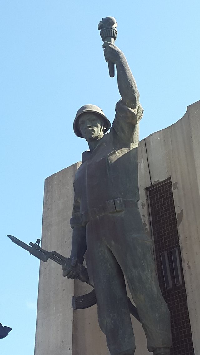 총을 든 병사 동상