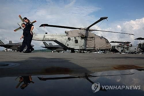 영국 항공모함 함상의 헬리콥터와 군인들
