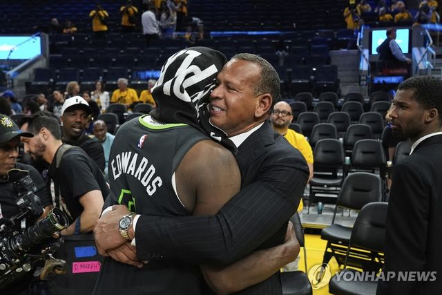 미네소타의 에드워즈와 포옹하는 로드리게스(오른쪽)