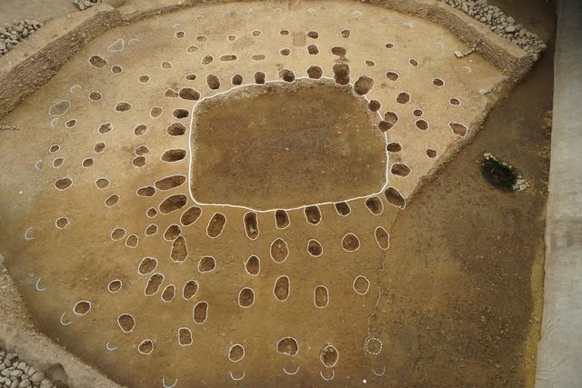 쪽샘 44호 무덤의 나무 기둥 구멍과 버팀나무 흔적