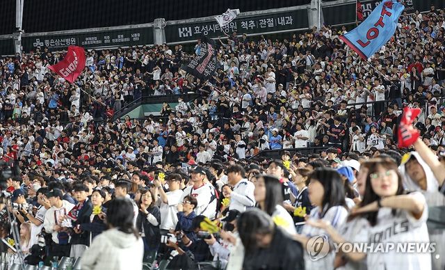 사직야구장 만원 관중들의 열정