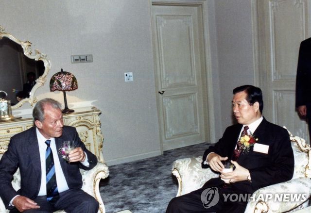 1989년 방한한 브란트와 김대중의 만남