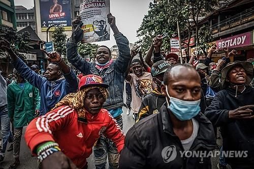 의회 점거 1주년 기념 시위에 나선 케냐 청년들