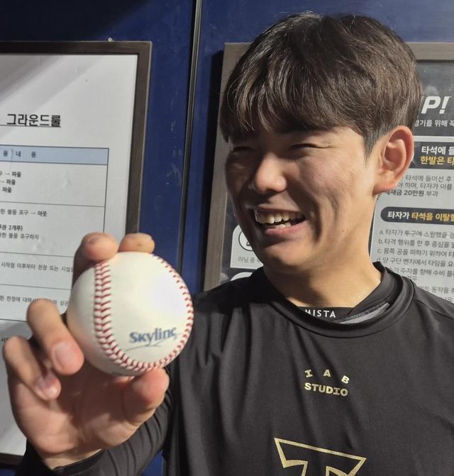 투심 그립 보여주며 밝게 웃는 KIA 성영탁