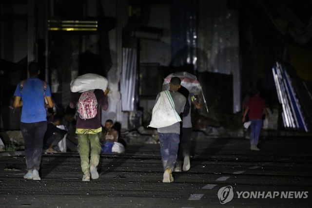 GHF 배급소에서 구호품 받아가는 가자지구 주민들