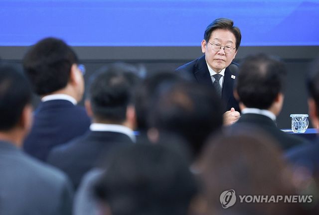 타운홀미팅 참석자 발언 듣는 이재명 대통령