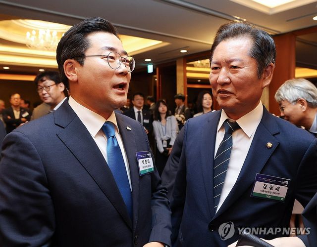 정청래-박찬대 의원, '2025 경향포럼' 참석