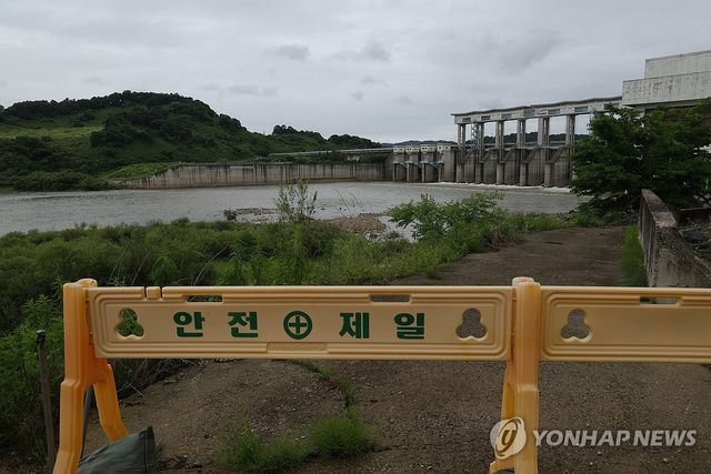 임진강물 방류하는 군남댐