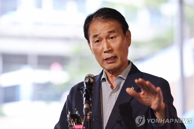 취재진 질문에 답하는 권오을 장관 후보자