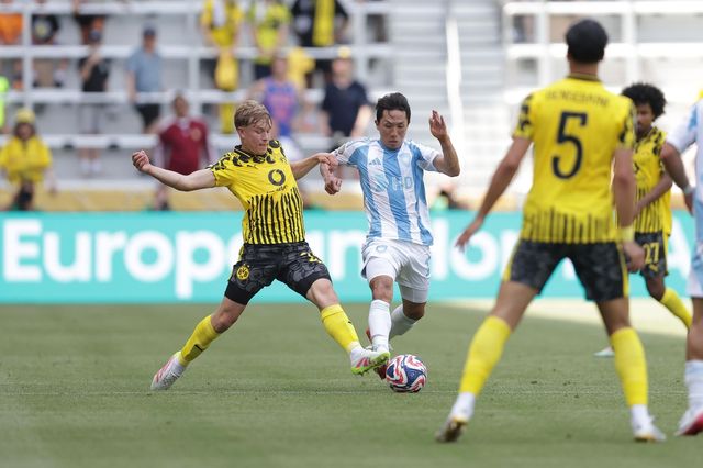 경합하는 양 팀 선수들