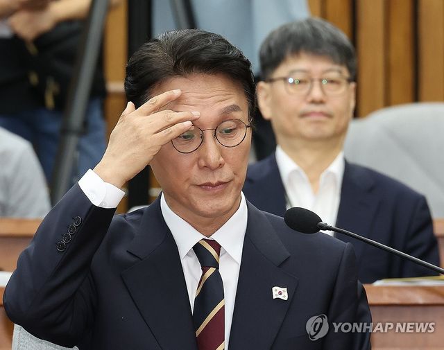 이마 만지는 김민석 국무총리 후보자