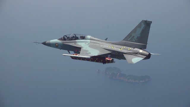 장거리공대지유도탄 시험탄 탑재한 FA-50