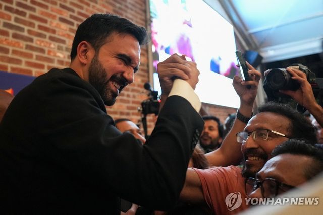 지지자들과 인사하는 조란 맘다니 뉴욕주의원