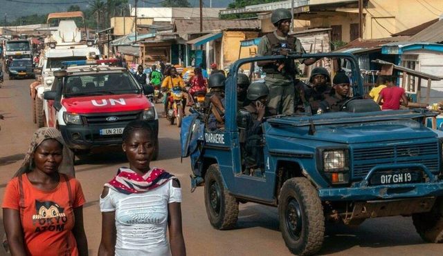 중아공의 한 마을을 순찰 중인 유엔 평화유지군