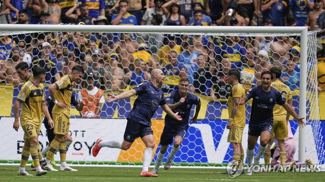 동점골 넣고 세리머니 펼치는 그레이