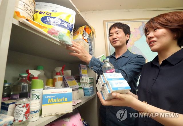 인도적 지원 물품을 살펴보는 우리민족서로돕기운동 관계자들