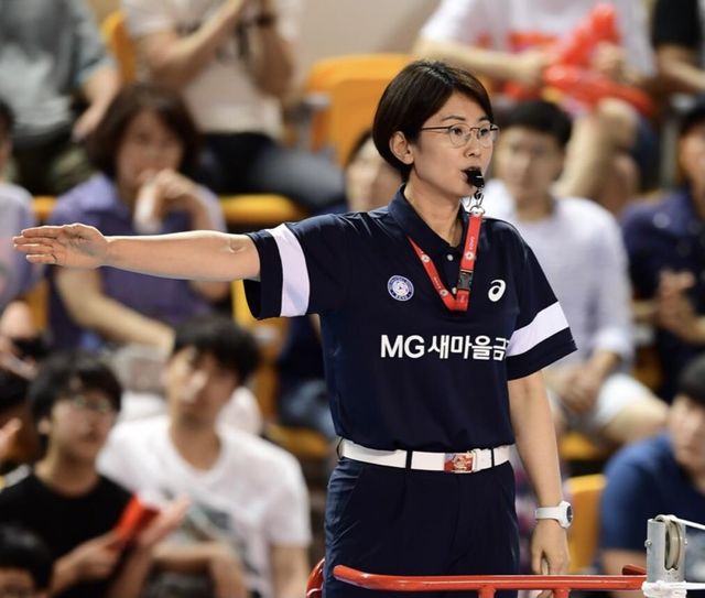 배구연맹 심판위원장에 오른 전영아 심판의 주심 장면 