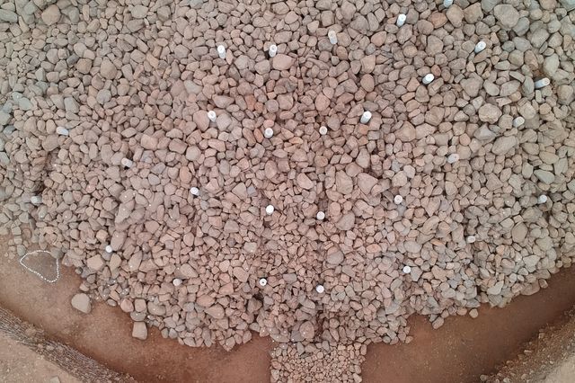 돌무지 표면에 있는 나무 기둥과 버팀나무 흔적