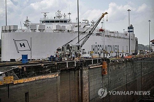 지난달 30일(현지시간) 파나마 운하 통과하는 선박