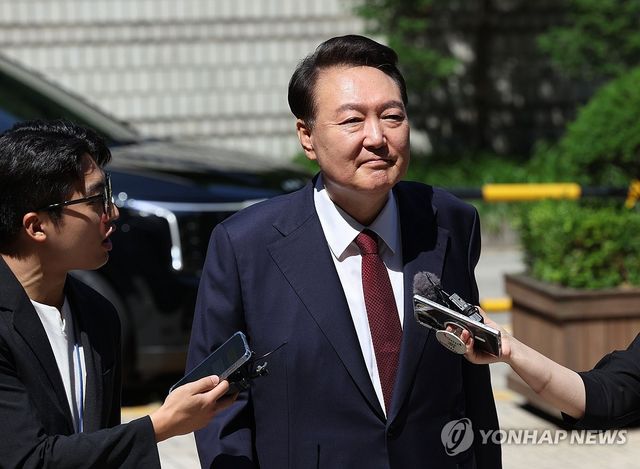 내란혐의 8차 공판 출석하는 윤석열 전 대통령