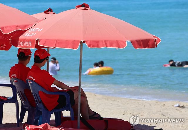 개장 전 배치된 수상안전요원…강릉 경포해수욕장