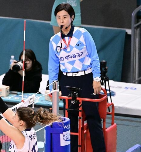 주심으로 활약하던 시절의 전영아 심판위원장