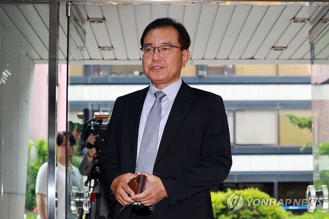 사무실로 향하는 이명현 해병특검