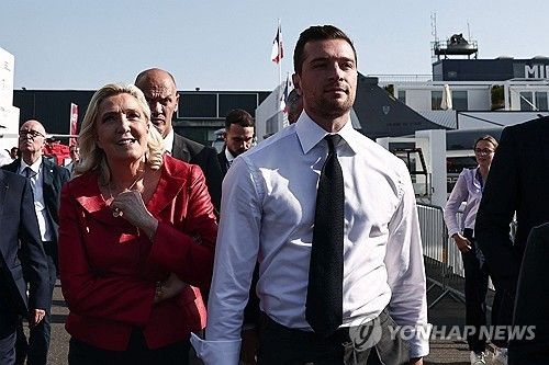 파리 에어쇼 찾은 마린 르펜 RN 의원과 조르당 바르델라 당 대표