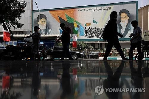 하메네이가 등장하는 벽화가 있는 테헤란 시내 거리 