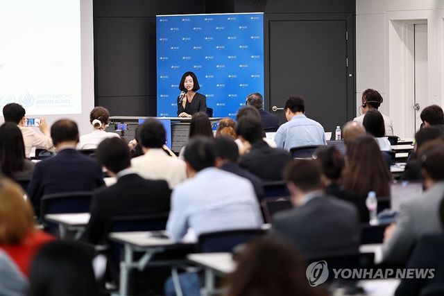 발언하는 북한 이탈주민