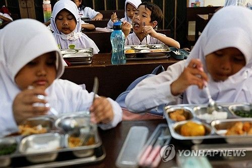 무상급식 먹는 인도네시아 초등학생들