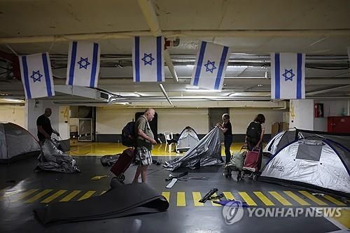 휴전 후 대피소에서 떠나는 텔아비브 주민들 