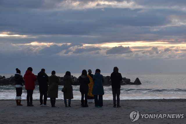 동일본 대지진 희생자 추모하는 사람들