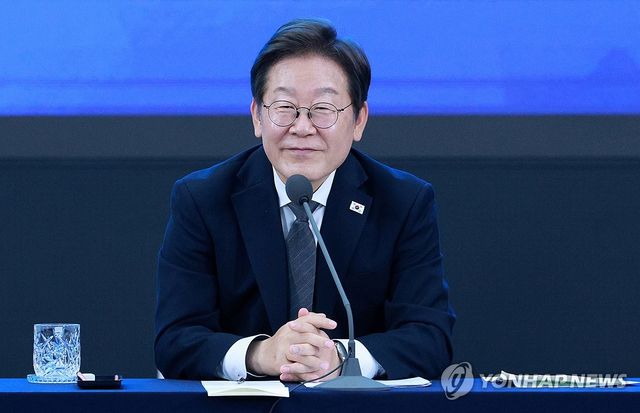 참석자 발언 듣는 이재명 대통령