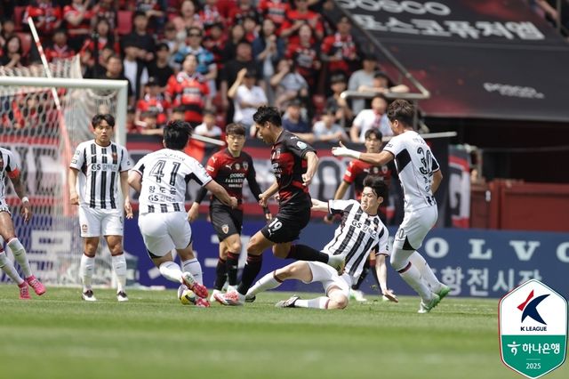 지난 4월 열린 서울과 포항의 시즌 첫 맞대결 모습.