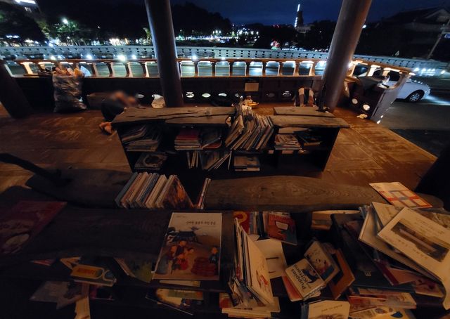 잠자는 취객들과 엉망으로 놓인 책들