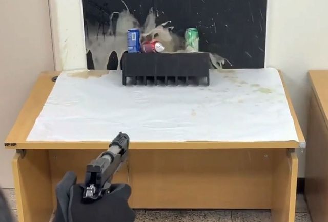 모의총포 발사에 터진 음료수 캔