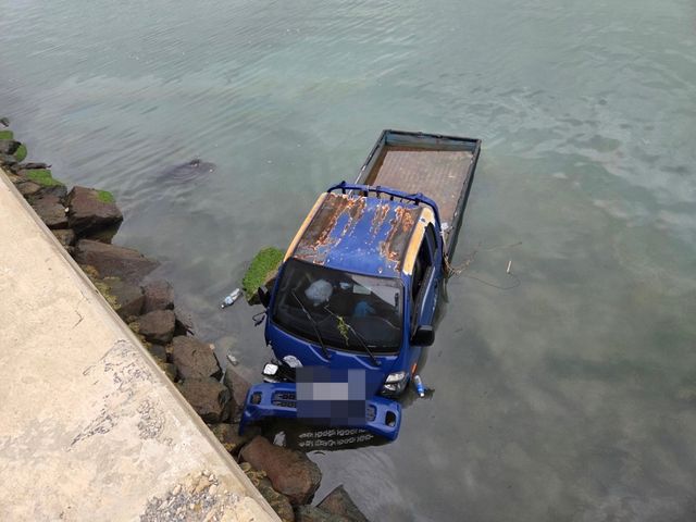 바다에 추락한 트럭